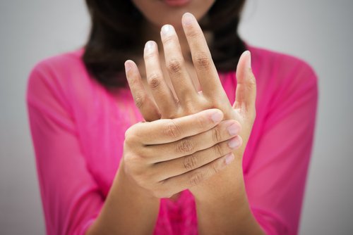 γυναίκα, χέρια- συμπτώματα υψηλής χοληστερόλης