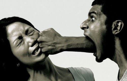 6 σημάδια λεκτικής κακοποίησης: Εσείς είστε θύμα;