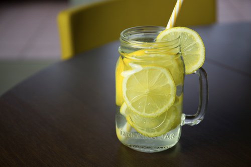 Πίνετε νερό με λεμόνι για πρωινό- λιποδιαλυτικά ροφήματα