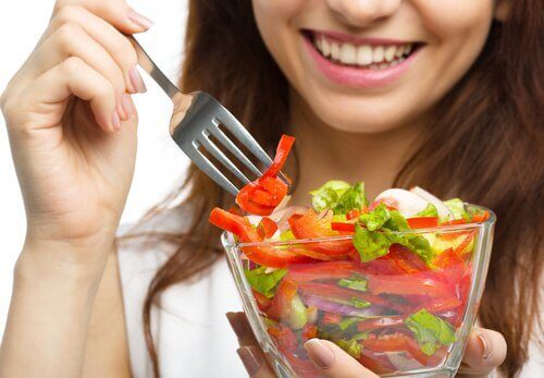 Επιτάχυνση του αργού μεταβολισμού - Γυναίκα τρώει σαλάτα