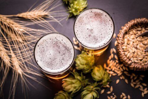 Ποτήρια μπύρας και σιτάρι, ωφέλειες της μπύρας