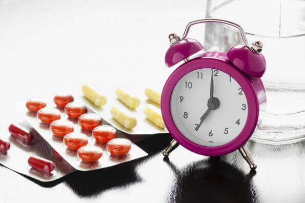 νευραλγία τριδύμου Χάπια πλάι σε ρολόι