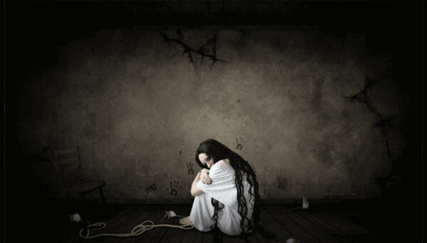 Κορίτσι καθισμένο στο σκοτάδι- όργανα και τα συναισθήματα