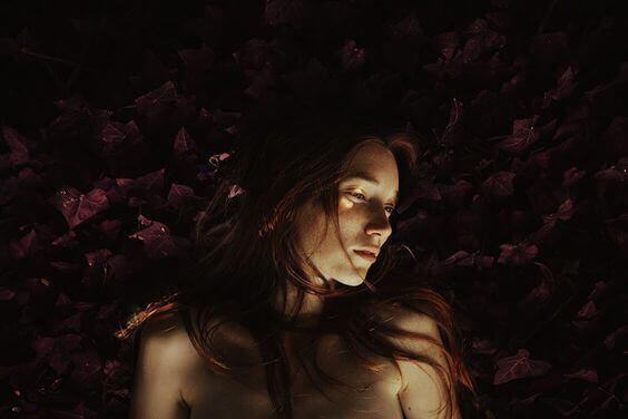 Γυναίκα ξαπλωμένη πάνω σε φύλλα- η σημασία του κλάματος