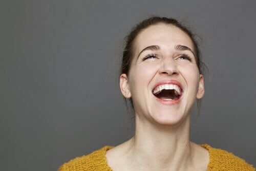 Χαρούμενη γυναίκα- όργανα και τα συναισθήματα