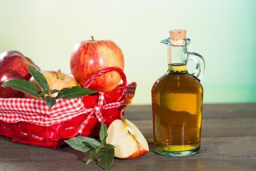 Διώξετε τους ψύλλους - Μήλα σε καλάθι και μηλόξυδο σε μπουκάλι