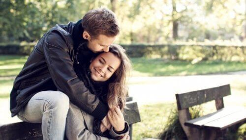 Ικανοποιημένα ζευγάρια - Ζευγάρι αγκαλιά