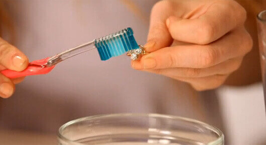 οδοντόκρεμα για να καθαρίσετε τα ασημικά