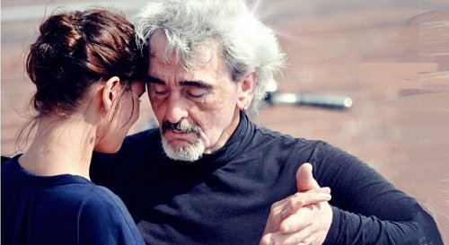 Η αγάπη χρόνια δεν κοιτά - Ηλικιωμένος άνδρας χορεύει