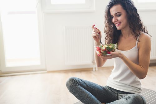 Πεντανόστιμη σαλάτα - Γυναίκα τρώει σαλάτα