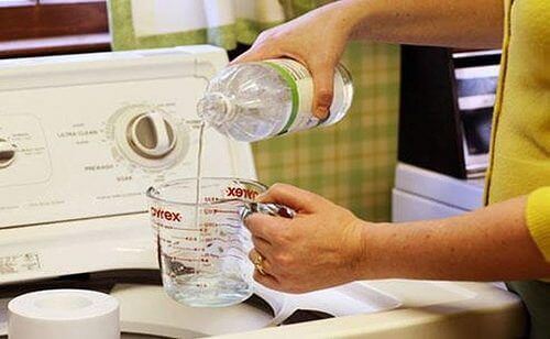 Λευκό ξύδι ρούχα που μυρίζουν άσχημα