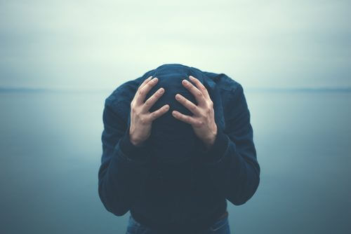 άνδρας με τα χέρια στο κεφάλι 4 τρόποι για την καταπολέμηση της ανησυχίας