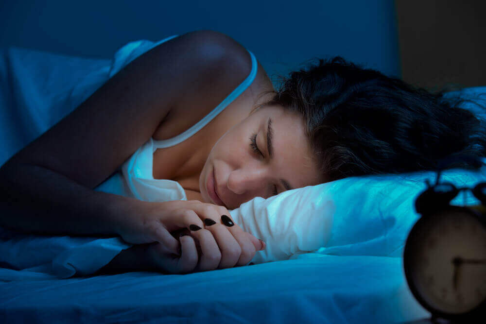 Πώς να ρυθμίσετε τη μελατονίνη - Γυναίκα κοιμάται