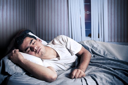Πώς να ρυθμίσετε τη μελατονίνη - Άνδρας κοιμάται