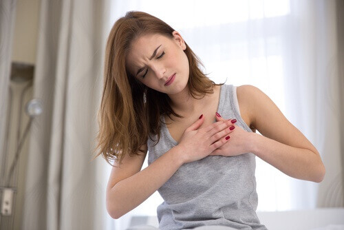 Αγχώδης διαταραχή - Γυναίκα με πόνο στο στήθος