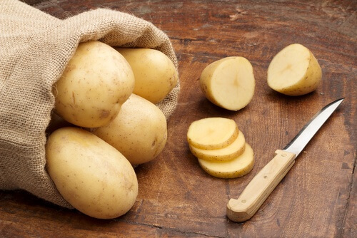 Πατάτες για το σκούρο δέρμα στις μασχάλες