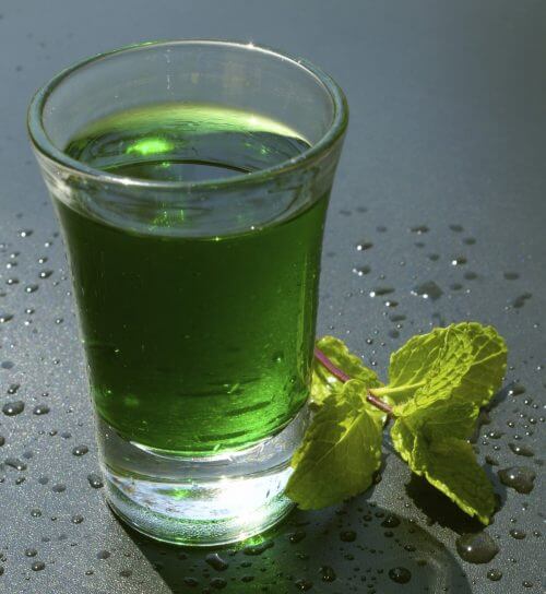 Αποτοξίνωση του σώματος - Πράσινο νερό σε ποτήρι