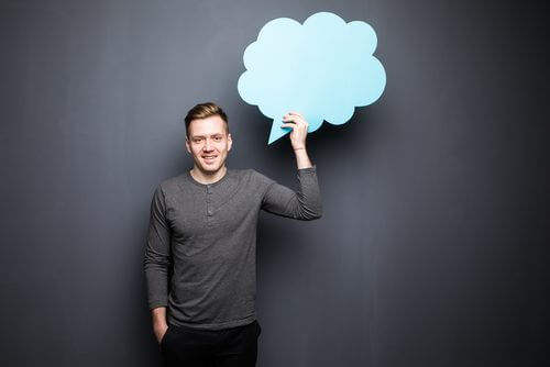 άνδρας που κρατάει ένα συννεφάκι 4 τρόποι για την καταπολέμηση της ανησυχίας
