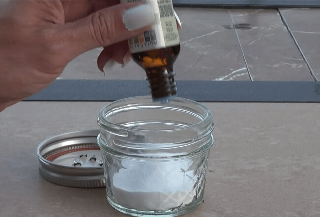 Καθαρά μαξιλάρια - Μαγειρική σόδα σε μπολ και έλαιο τεϊόδεντρου