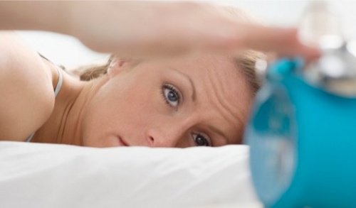 7 πιθανές αιτίες για τα τικ στα μάτια, έλλειψη ύπνου