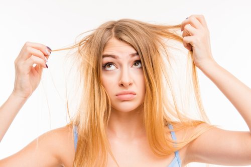 Δεν τρώτε αρκετές πρωτεΐνες - Γυναίκα πιάνει τα μαλλιά της