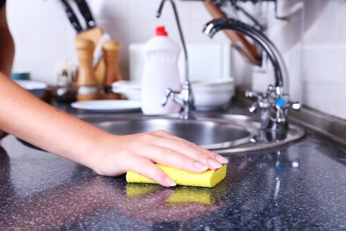 9 αντικείμενα στο σπίτι που πρέπει να καθαρίζετε καθημερινά, πετσέτες κουζίνας, σφουγγάρι