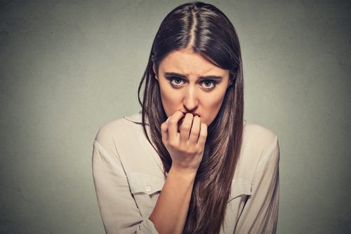 Συνταγές για έλεγχο της ανησυχίας - Γυναίκα τρώει τα νύχια της