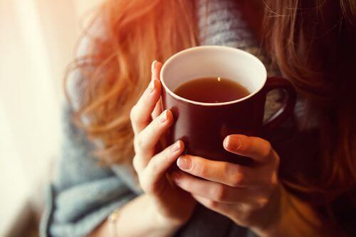 Συνταγές για έλεγχο της ανησυχίας - Γυναίκα κρατά φλυτζάνι με τσάι