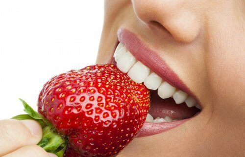 φράουλα στα δόντια