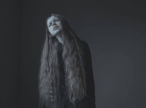 γυναίκα με μακριά μαλλιά που κλαίει