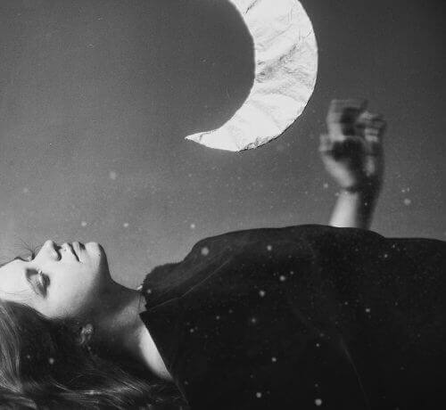 γυναίκα ξαπλώμενη βλέπει το φεγγάρι