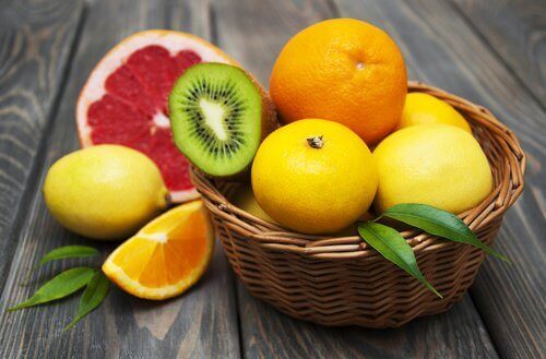 φρούτα, εσπεριδοειδή, λεμόνι, πορτοκάλι, ακτινίδιο για να καθαρίσετε το συκώτι σας με φυσικό τρόπο