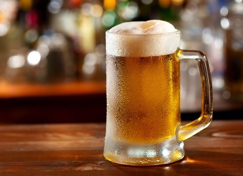 Υποφέρετε από ουρική αρθρίτιδα - Μπύρα σε ποτήρι