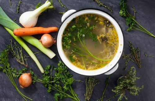 Πώς να παρασκευάσετε γευστικούς ζωμούς λαχανικών για να χάσετε βάρος