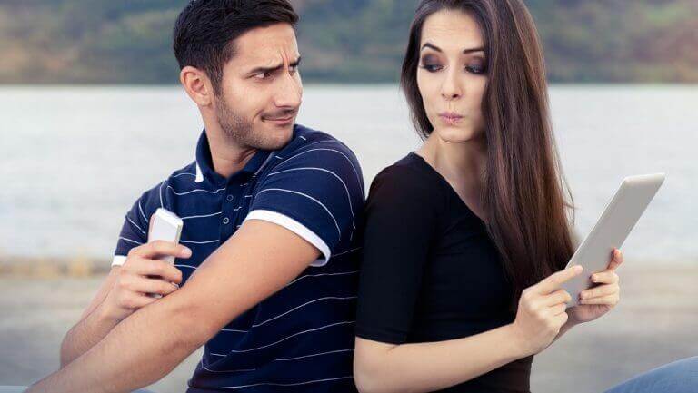 γυναίκα και άνδρας πλάτη με πλάτη