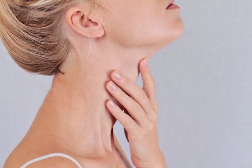Θυρεοειδίτιδα Hashimoto - Γυναίκα πιάνει τον λαιμό της