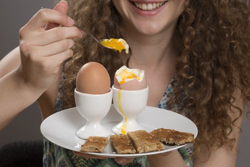 Τροφές που θα σας βοηθήσουν να ελέγξετε τις λιγούρες, αβγά