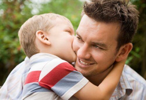 Συγχωρήστε τους γονείς σας - Παιδί φιλάει τον μπαμπά του
