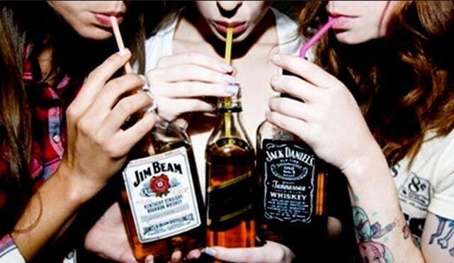 Εξάρτηση από το αλκοόλ - Γυναίκες πίνουν ποτά