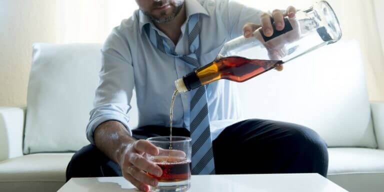 Εξάρτηση από το αλκοόλ - Άνδρας βάζει ποτό σε ποτήρι