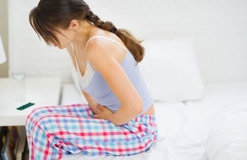 γυναίκα με πόνο στην κοιλιά νόσος του Crohn