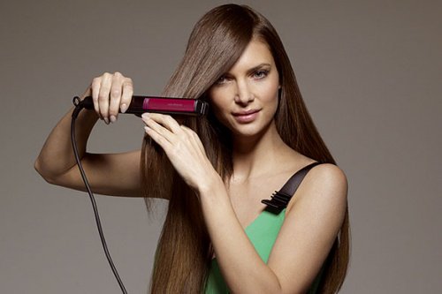 Συμβουλές για να ισιώσετε τα μαλλιά σας - Γυναίκα ισιώνει τα μαλλιά της