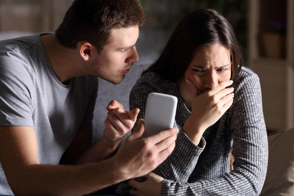 5 λάθη που κάνουν όσοι ζηλεύουν, πνίγουν τον σύντροφό τους