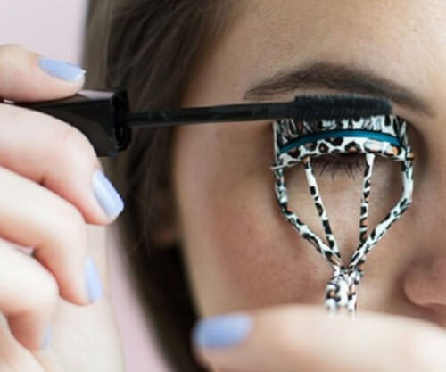 8 συμβουλές για πιο ελκυστικές βλεφαρίδες, ψαλίδι για βλεφαρίδες