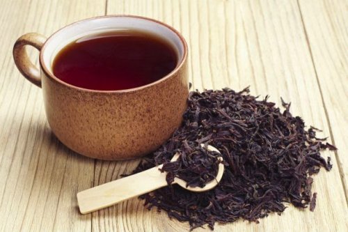 Αντιμετωπίστε το πρόωρο γκριζάρισμα των μαλλιών με αυτές τις 5 φυσικές θεραπείες, μαύρο τσάι
