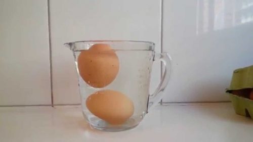 Μπαγιάτικα αβγά - Αβγά σε κανάτα με νερό