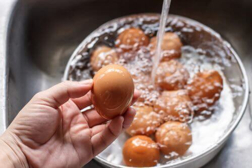 Πώς θα ξεχωρίσετε τα μπαγιάτικα αβγά από τα φρέσκα