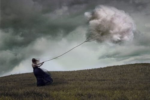 γυναίκα που τραβάει ένα σύννεφο μείζονος κατάθλιψης