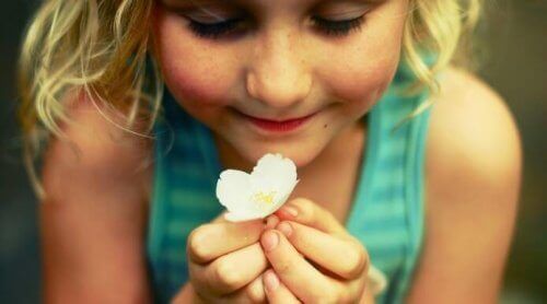 Βάζο της ευτυχίας - Κορίτσι κρατά λουλούδι