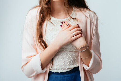 Φυσικές εναλλακτικές για την ομεπραζόλη - Γυναίκα πιάνει το χέρι της